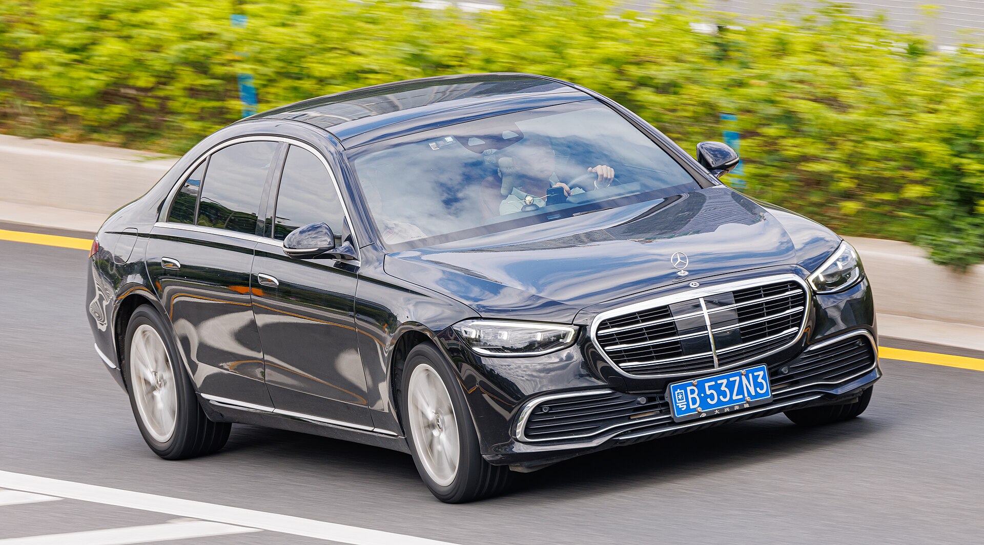 Détail de calandre et optique Mercedes Classe S