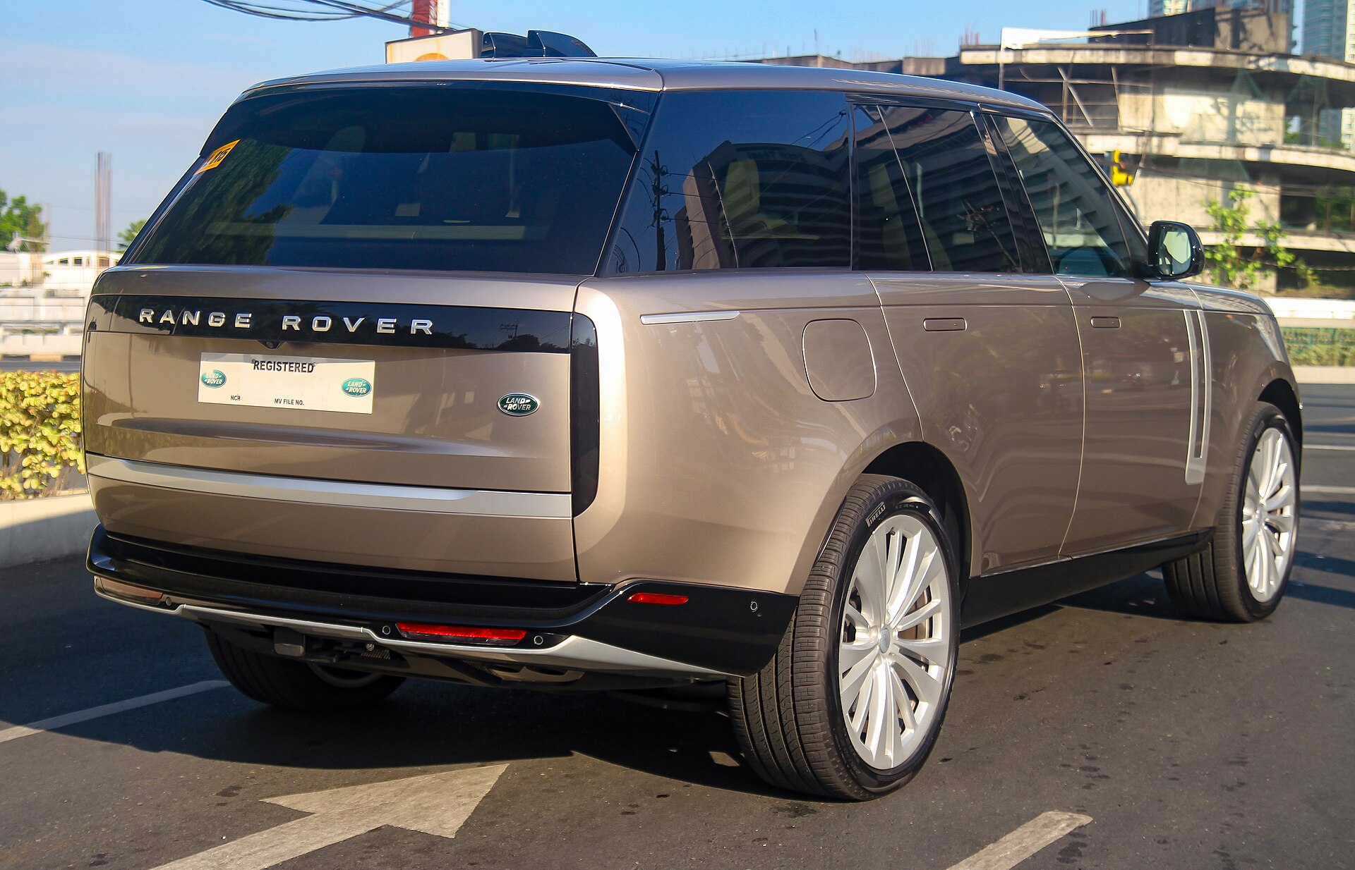 Range Rover or, second angle