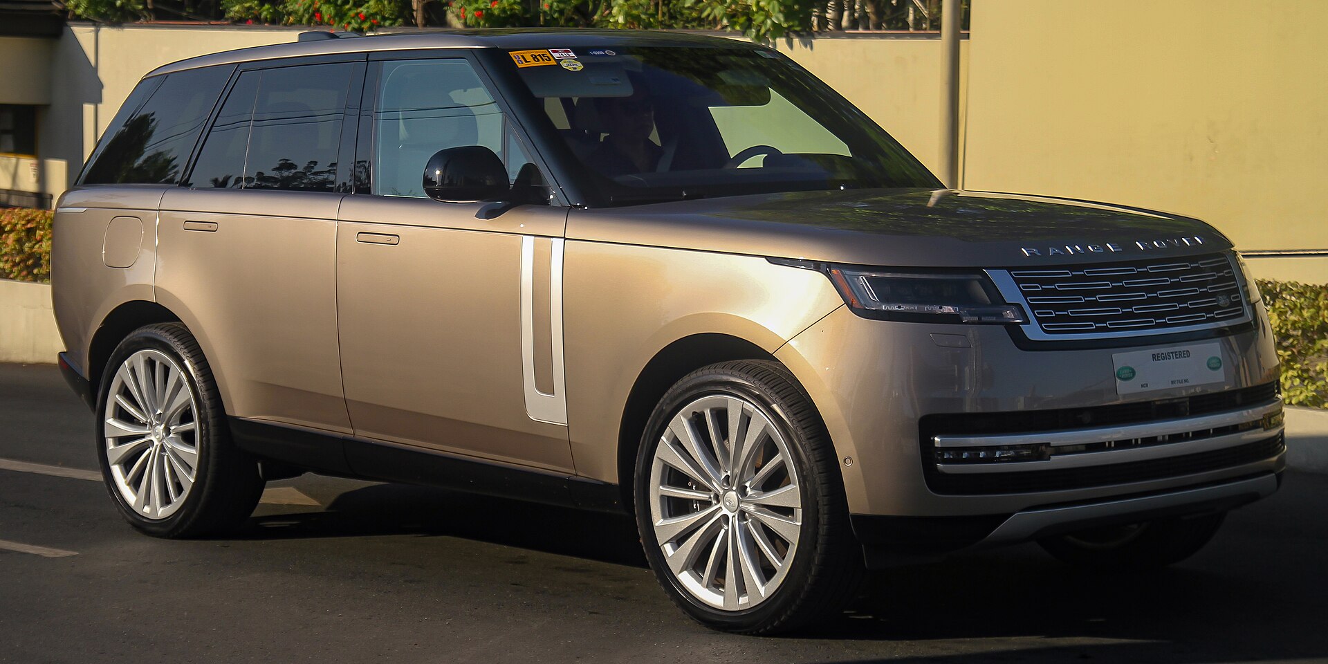 Range Rover teinte or, trois-quarts